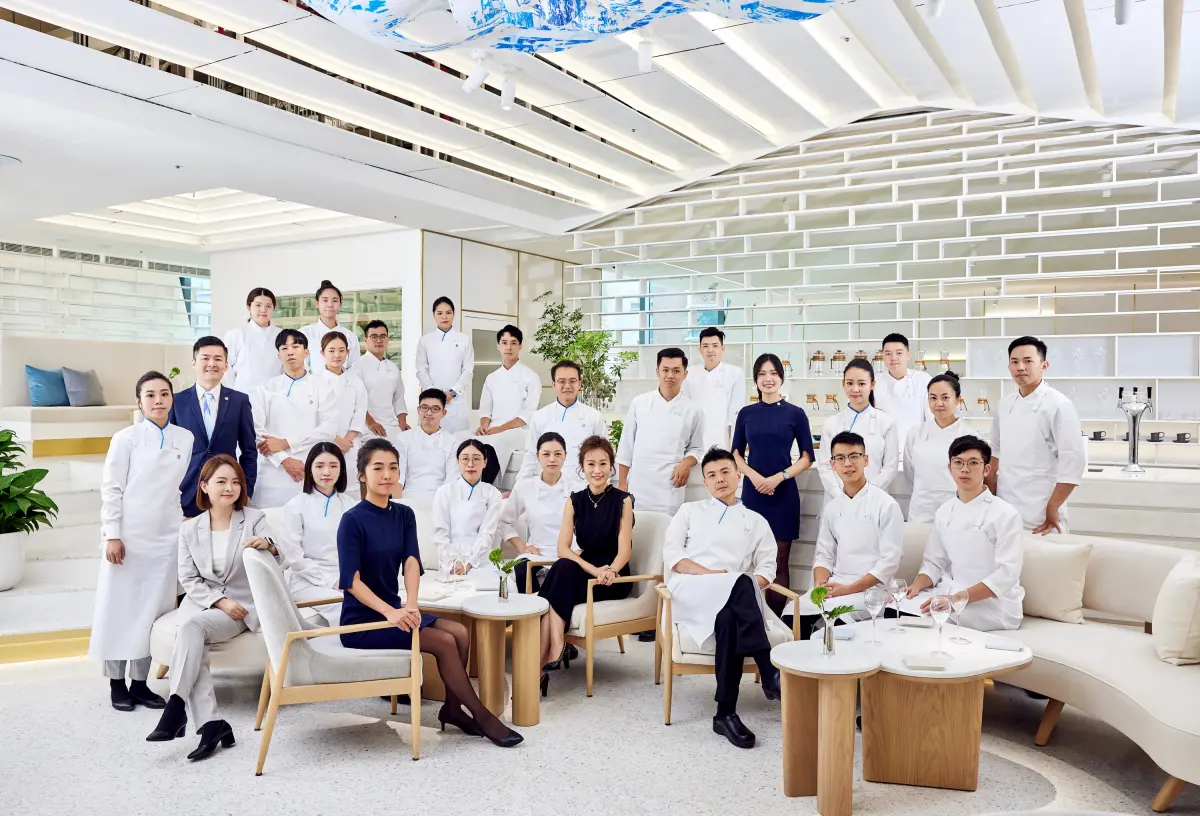 ▲老饕們引頸企盼，江振誠的RAW餐廳前主廚黃以倫（Alain Huang，為前排坐姿右三）領軍的頂級餐飲品牌「A」，將於9月16日正式開幕，餐廳團隊含內外場共計30多名。（圖／「A」餐廳提供）