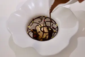▲兩道甜點之一的「不著痕跡的簡潔：蒙地安巧克力」，很有工藝品的藝術感。（圖／記者葉盛耀攝）