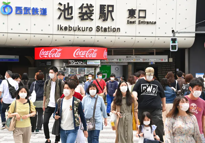 ▲疫情後國際觀光復甦,訪日的外國旅客迅速增加,大舉湧入的觀光客推動日本當地物價上漲,對民眾的日常生活帶來衝擊。(圖/美聯社/達志影像)