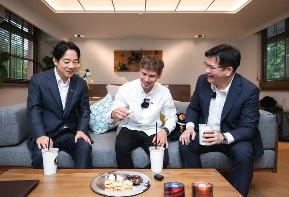 ▲賴清德接見「2023來去總統府住一晚」活動賓客Patrik Paulínyi。（圖／總統府提供）