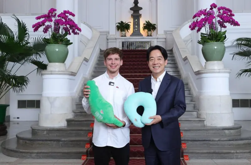 ▲賴清德致贈Patrik台灣造型抱枕以及頸枕。(圖/總統府提供)