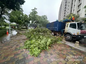 ▲高市二大建築開發商業同業公會會員，合計20餘家建設營造公司主動洽公園處，派出工班計約200人次與機具，主動協力投入搶修工作。(圖／高市府提供)