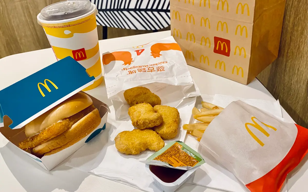▲台灣麥當勞LINE官方帳號上線！可串聯「行動點點卡」，透過「隨買店取」及「點數商城」祭出6塊雞塊餐99元、咖啡買3送1等優惠回饋。必勝客PK雙饗卡APP也有99元披薩餐獨享好康。（圖／記者蕭涵云攝）