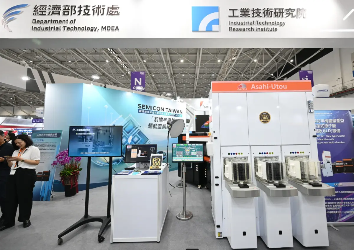 ▲經濟部近日於「2023 SEMICON TAIWAN」展中，首度亮相全球獨創的「2奈米製程鍍膜」，此技術設備由工研院及半導體設備專業廠商旭宇騰精密科技共同合作研發。（圖／工研院提供）