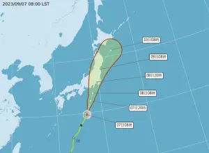 ▲鴛鴦颱風位在日本南方海面，向東北快速前進，8日晚至9日晨其中心擦過日本本州東側或其近海。（圖／中央氣象局）