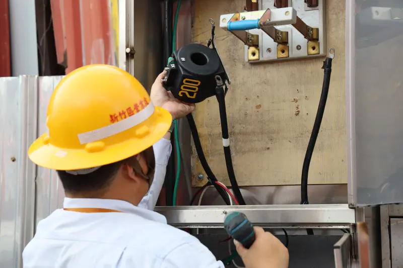 ▲楊文科指示縣府團隊施展鐵腕執行公權力,上月31日上午會同台灣電力公司、台灣自來水公司等單位前往強制斷水、斷電,以免繼續經營可能。(圖/新竹縣政府提供)