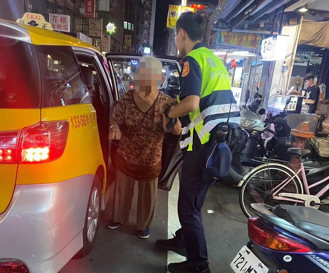 ▲警方協助老婦搭乘計程車與丈夫會合團聚。（圖 ／新北市警察局蘆洲分局提供）