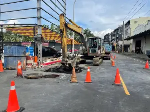 ▲高雄市仁武區永新五街、永仁街路口昨(6)日晚間驚傳路面塌陷，於今天完成人孔內部接縫處止水作業及人孔外部周圍進行地質改良，目前正進行路面澆置及修復。（圖／高市府提供）