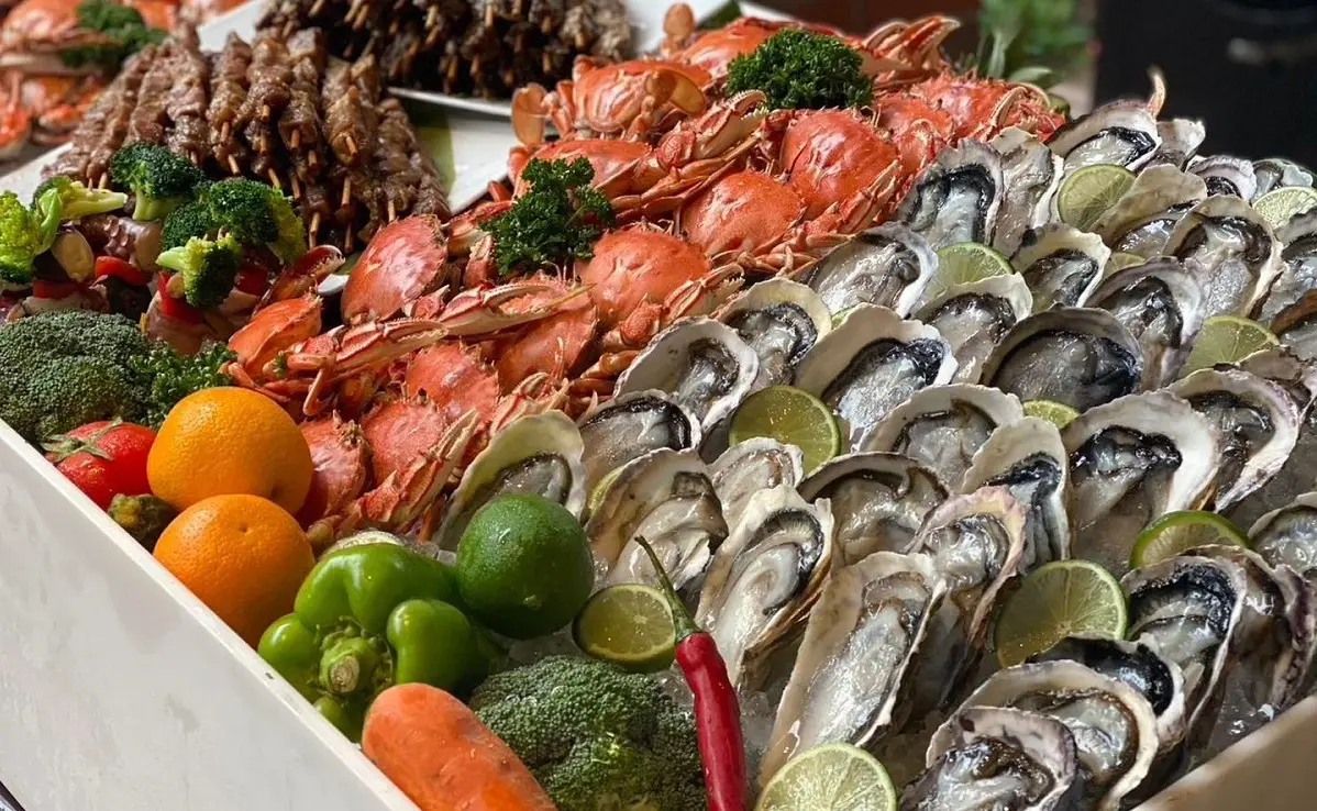 ▲台北六福萬怡酒店敘日全日餐廳將於9月29日、30日晚餐，推出中秋燒烤饗宴，主打「戶外花園主題燒烤、松葉蟹吃到飽、六福客棧經典復刻燒臘」。（圖／六福萬怡提供）