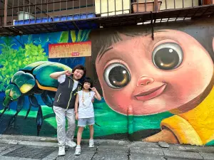 中和區忠孝里後巷汙水接管施工後彩繪,讓來自不同地區的人們在牆面彩繪前集聚,共同留下美好的回憶。(圖 /新北市政府水利局提供) ▲中和區忠孝里後巷汙水接管施工後彩繪,讓來自不同地區的人們在牆面彩繪前集聚,共同留下美好的回憶。(圖 /新北市政府水利局提供)