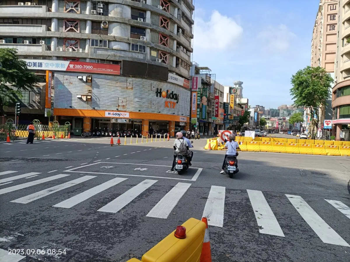 ▲高雄輕軌建工與大順路口進行第二階段南側交維改道作業。（圖／高市府捷運局提供）