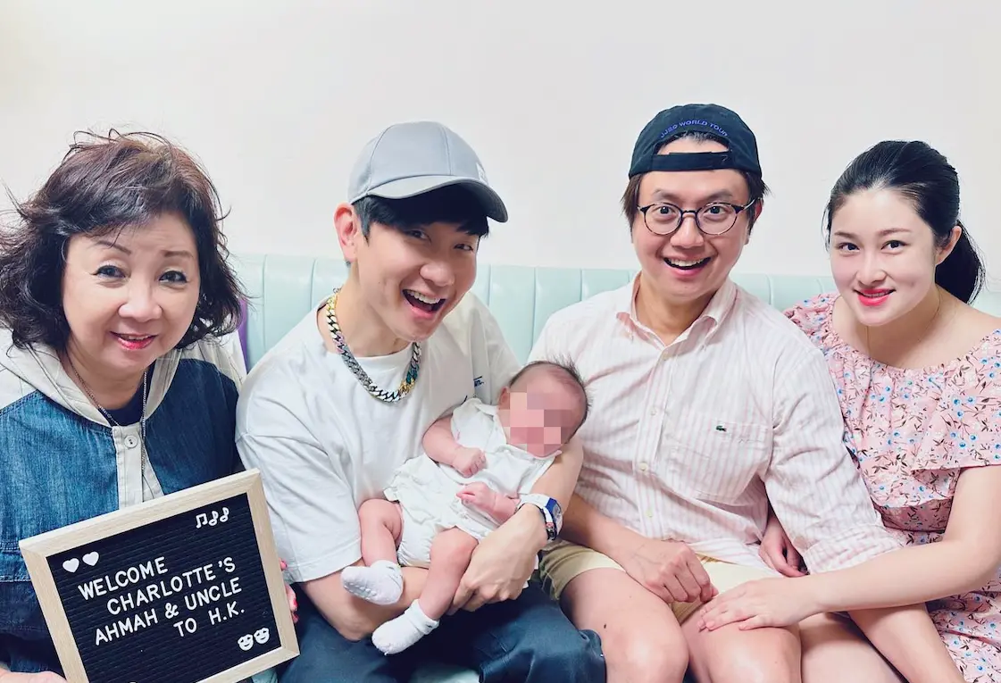 ▲林俊傑（左二）升格當叔叔，與媽媽（左一）、哥哥林俊峯（右二）、大嫂合照。（圖／翻攝林俊傑IG）