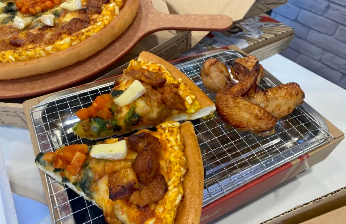 ▲中秋節烤肉免生火！必勝客獨家開賣「懶人烤爐」，走到哪烤到哪，操作簡單又不用清洗換網，搭配期間限定「月見韓式烤五花比薩」，儀式感滿滿。（圖／記者蕭涵云攝）