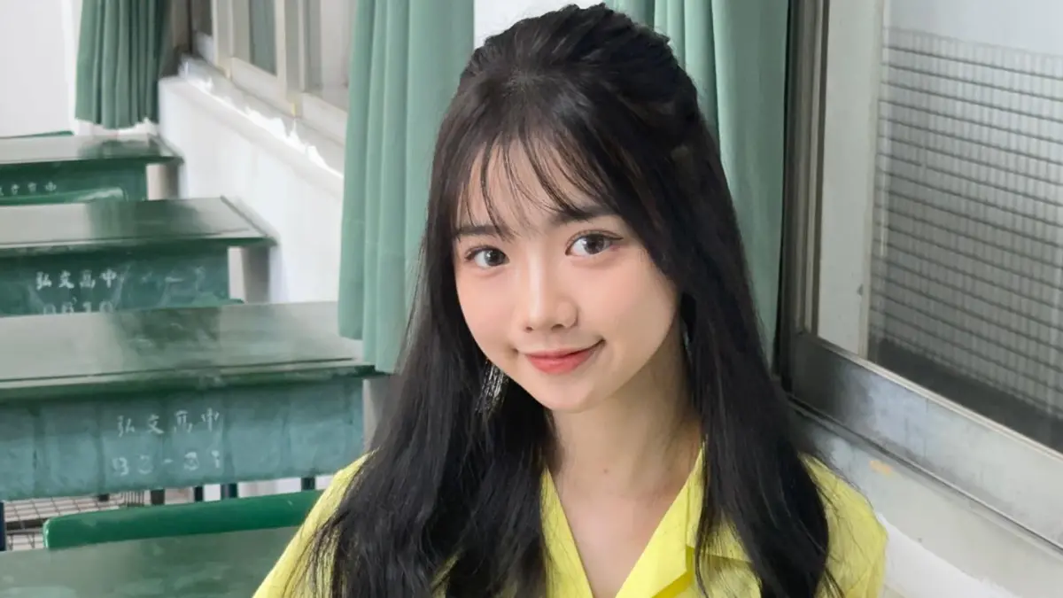 ▲弘文校花奈熙穿蕾絲短裙，宣傳公益活動，秀出傲人美腿。（圖／翻攝自奈熙Nancy IG）