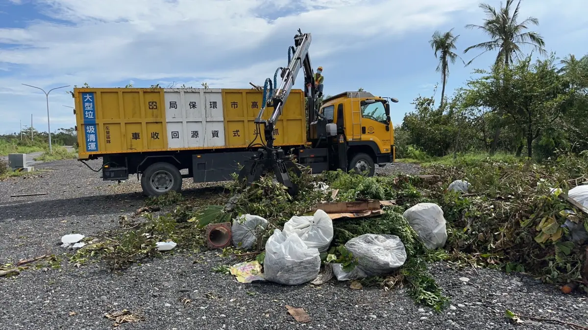 ▲協助台東海岸清理災後現場。（圖／高雄市環保局提供）