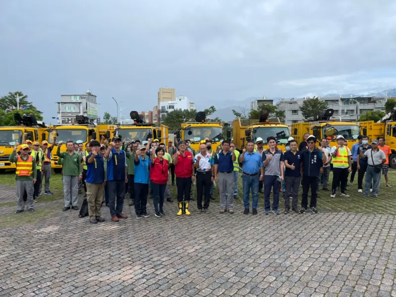 ▲高雄支援團隊整備出發分別前往台東8處鄉鎮市。(圖/高雄市環保局提供)