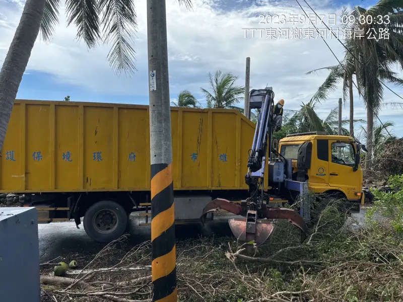 ▲協助東河鄉清理災後海岸公路旁斷落樹枝。(圖/高雄市環保局提供)