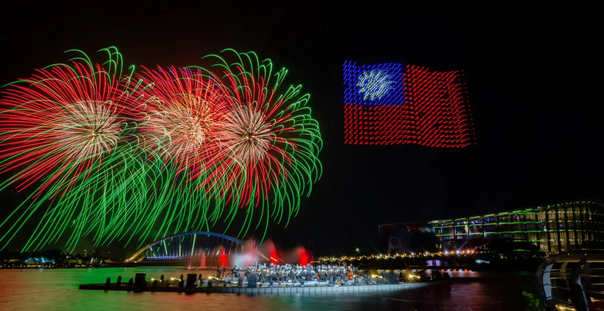 ▲僑委會加碼回國僑胞參加花東旅遊行程，每人最高可申請新臺幣3,600元的旅遊補助。圖為去年的國慶焰火，以無人機排出國旗圖案。（圖／翻攝總統蔡英文臉書）