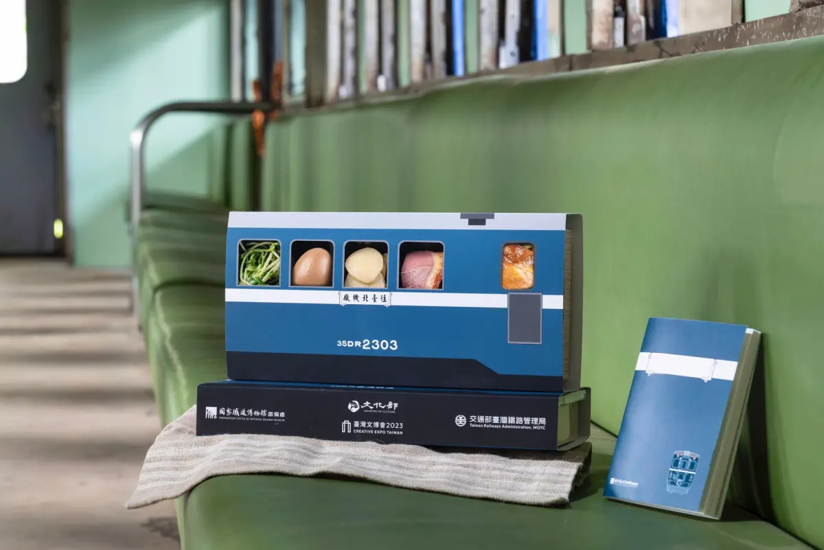 ▲台鐵局攜手文化部國家鐵道博物館籌備處合作策劃「鐵博特色便當」，雙主菜包含櫻桃鴨、紹興雞腿排兩選擇，「藍皮柴油客車」造型的便當盒超吸睛。（圖／取自台鐵臉書）