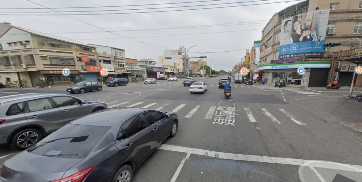 ▲孫男穿越馬路時，遭綠燈直行的陳女撞飛。（圖／翻攝google地圖）