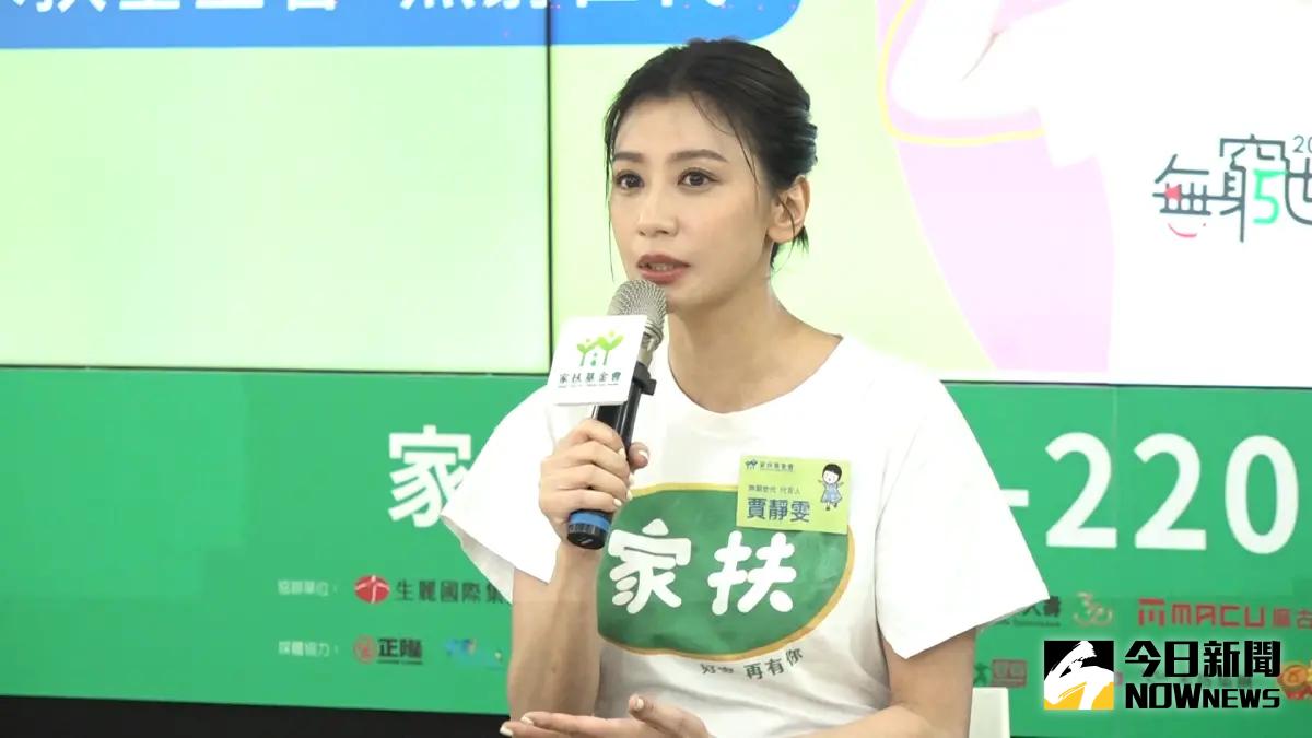 ▲賈靜雯在女兒梧桐妹耳邊「哞哞」叫，阻止她挑像牛一樣的鼻環。（圖／記者朱永強攝）