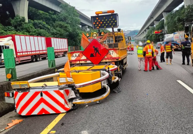 ▲國1緩撞車被撞，肇事自小客車也因撞擊而翻覆。（圖／翻攝自記者爆料網）
