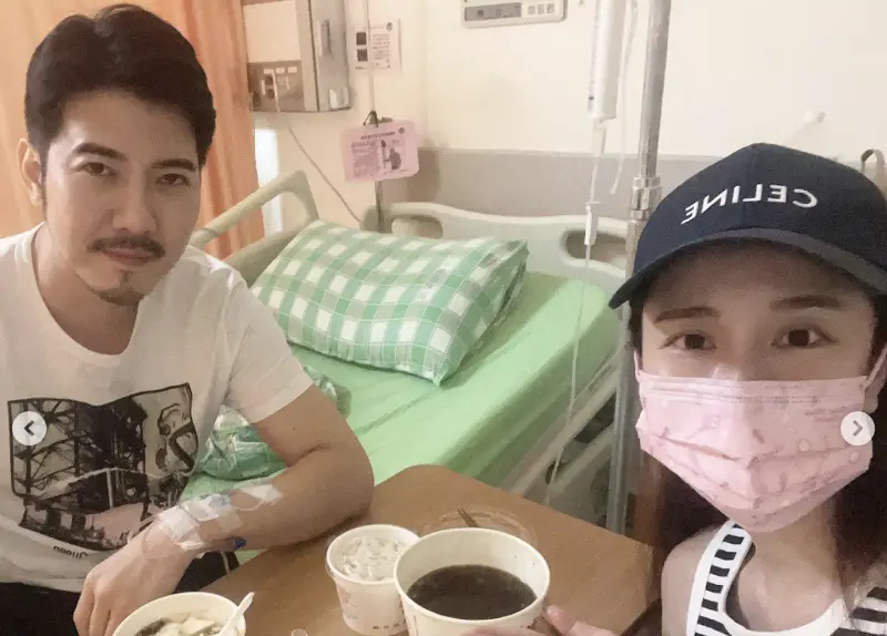 ▲Apple（右）與牙醫男友趙國翔交往多年，男方近日因工作太勞累，病倒住院3天，她也貼心地連跑3天醫院照顧對方。（圖／翻攝自趙國翔IG）