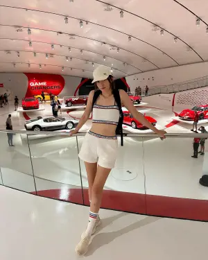 ▲▼王心恬分享飯店游泳、參觀法拉利博物館、看F1賽車等照片。(圖/翻攝自王心恬臉書) ▲▼王心恬分享飯店游泳、參觀法拉利博物館、看F1賽車等照片。(圖/翻攝自王心恬臉書)