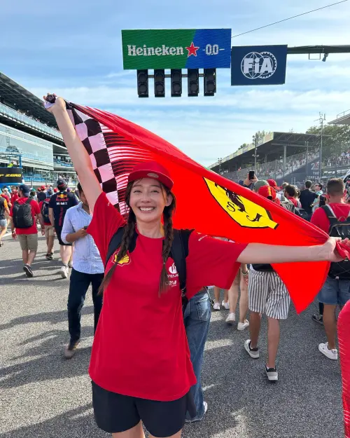 ▲▼王心恬分享飯店游泳、參觀法拉利博物館、看F1賽車等照片。(圖/翻攝自王心恬臉書) ▲▼王心恬分享飯店游泳、參觀法拉利博物館、看F1賽車等照片。(圖/翻攝自王心恬臉書)