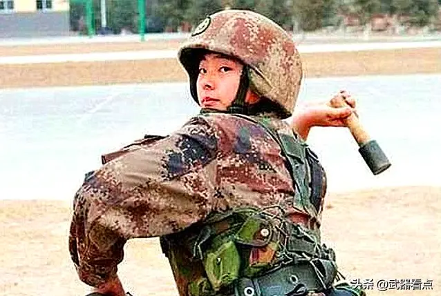 ▲解放軍投擲67式木柄手榴彈。(圖/翻攝自微博)