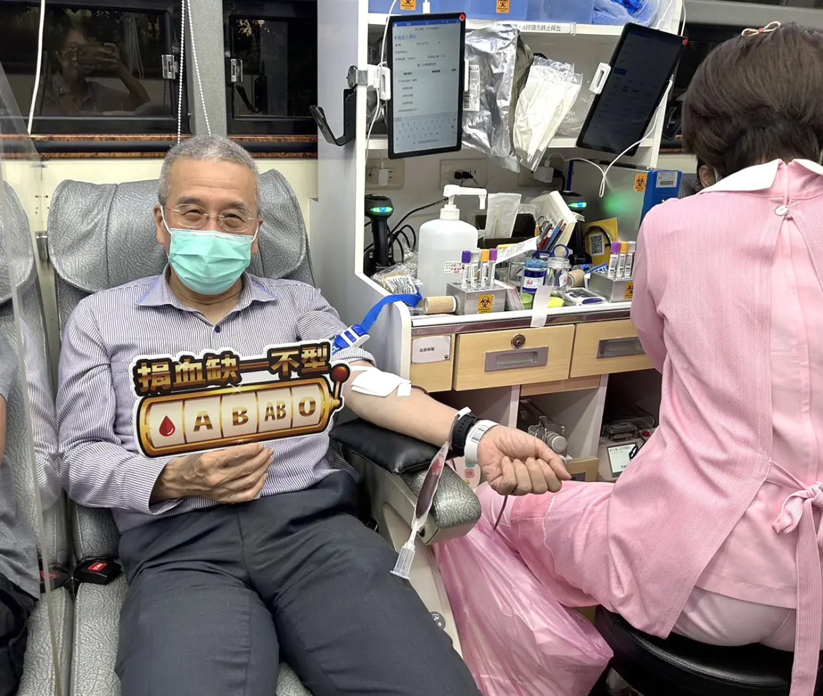 ▲台灣中油公司石化事業部舉辦百萬CC熱情公益捐血活動，執行長黃三泰率先挽袖捐血做公益。(圖／記者黃守作攝，2023.09.07)