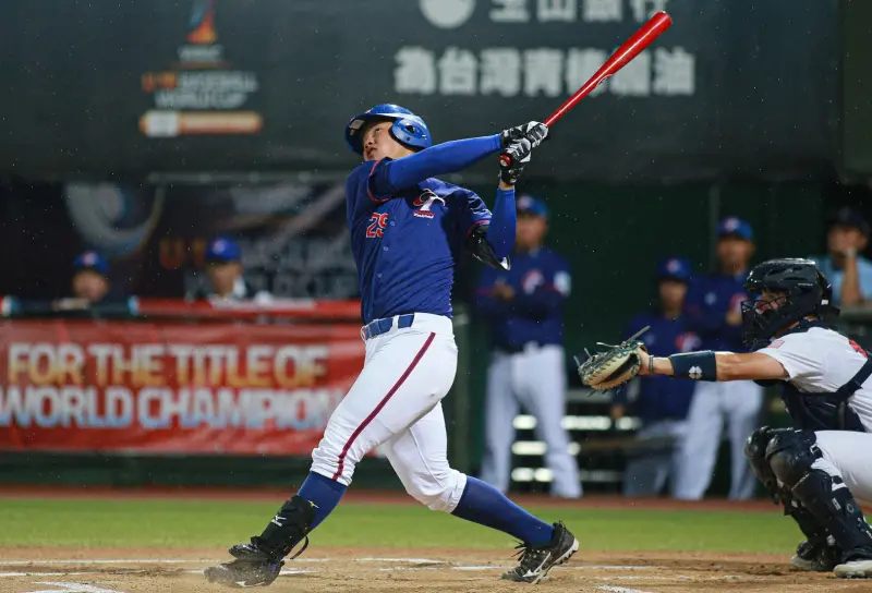 ▲台灣隊長王念好使用的紅色球棒被美國隊檢舉違規，確認球棒未獲國際認證。（記者葉正勳攝）