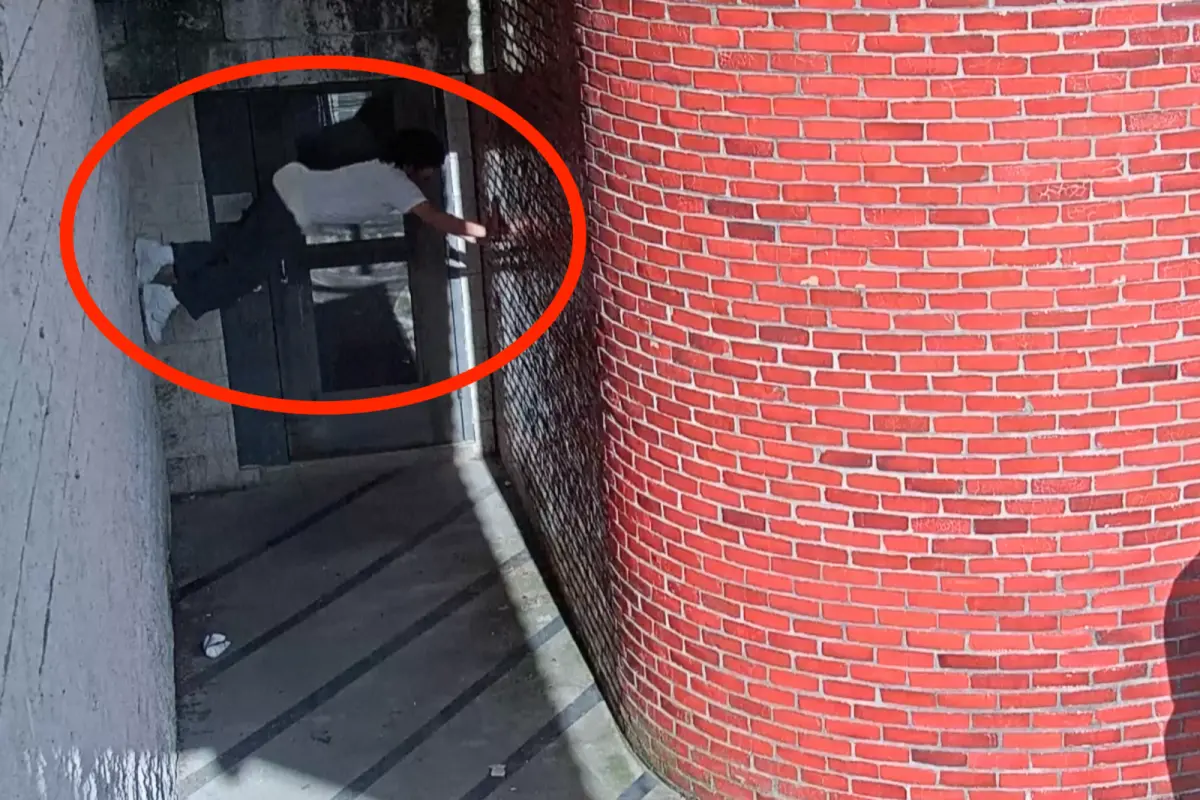 ▲美國賓州切斯特郡監獄（Chester County Prison），一位犯下一級謀殺罪被判無期徒刑的重犯，於8月底以「螃蟹爬」方式成功上牆越獄，逃亡瞬間被監視器拍下。（圖／翻攝自WPVI-TV／6ABC的影片截圖）