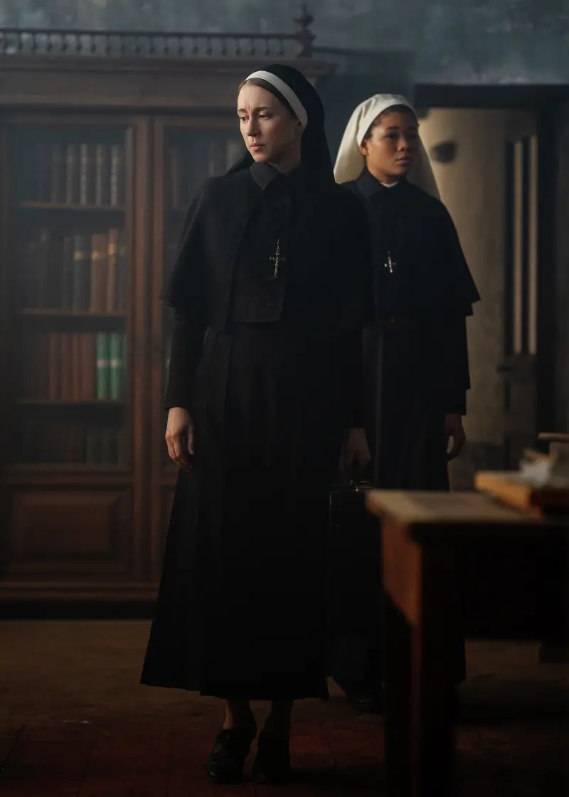 ▲泰莎法蜜嘉飾演的「艾琳修女」（左）與絲托姆雷德飾演的「黛博拉修女」，將攜手對抗邪靈。（圖／華納兄弟）