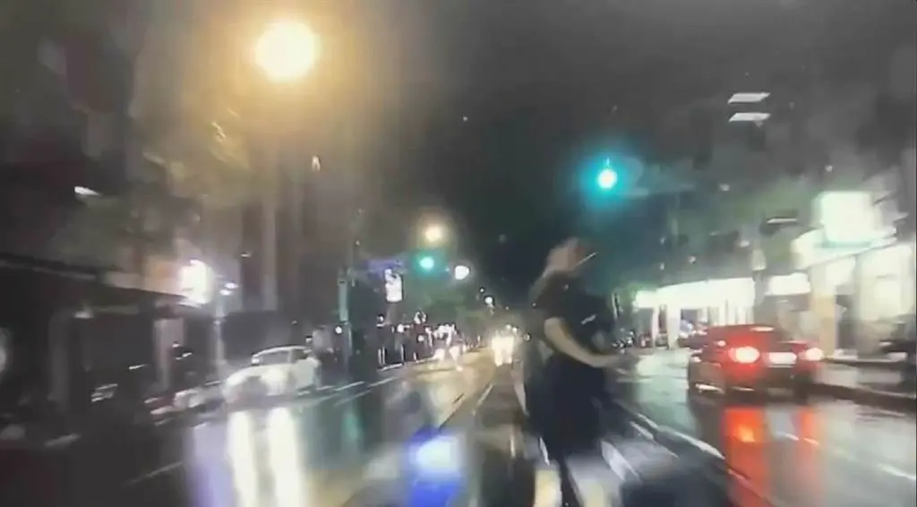 ▲顧男頭顱遭輾過，緊急送醫仍宣告不治。（圖／翻攝畫面）