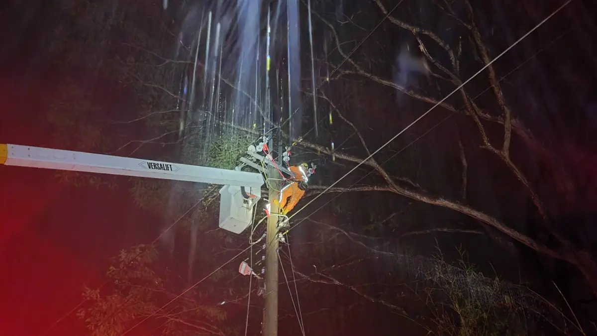 ▲台電緊急從全台各地加派人員赴台東搶修。（圖／翻攝畫面）