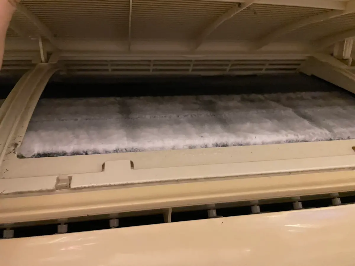 ▲家住新店的沈先生分享自己遇到的冷氣問題，「室內機的冷排已經長滿了冰霜」。（圖／民眾沈先生提供）