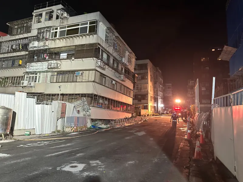 ▲台北市大直一處都更重建海砂屋建案，今晚突傳巨響，住戶一樓塌陷。（圖／議員陳怡君提供）