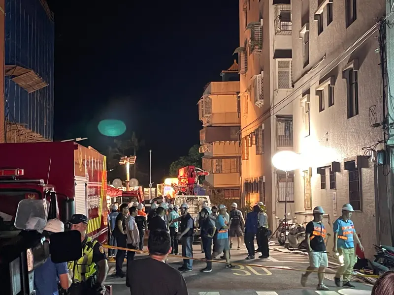 ▲大直發生房屋塌陷，警消、民代、台北市長蔣萬安、副市長李四川都赴現場。（圖／Nownews社群中心）