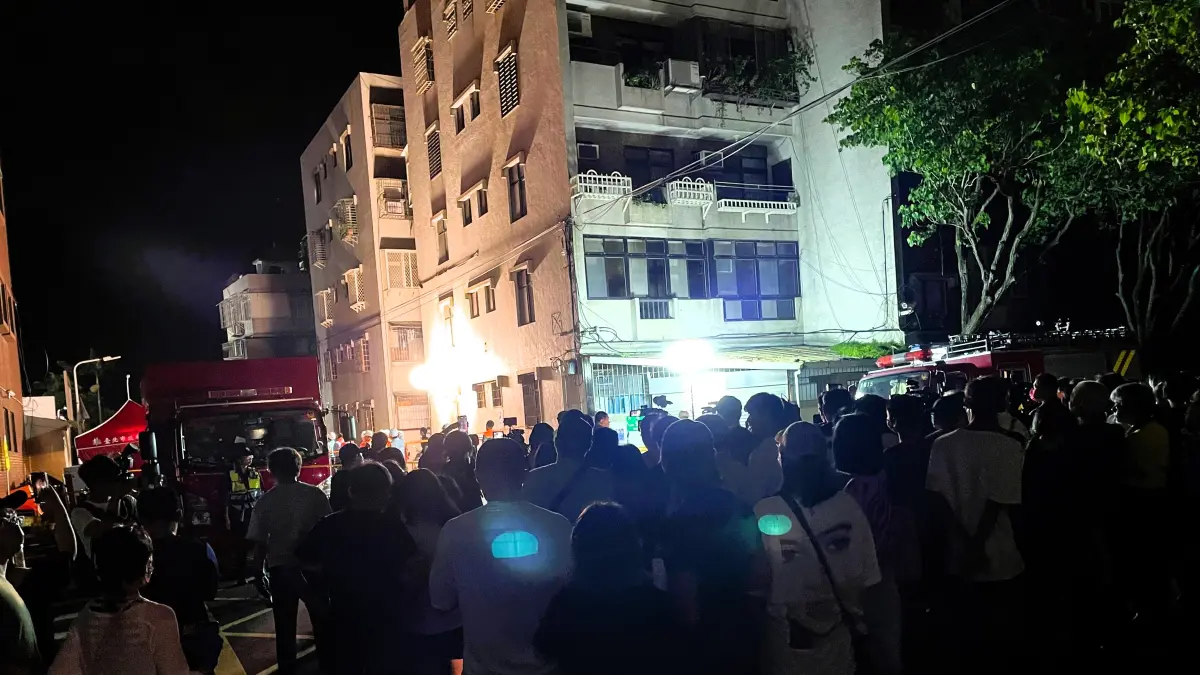 ▲台北大直街94巷民宅圖嚴重傾斜，一樓「下降」埋至地底，直至深夜12時，現場仍有近百人圍觀不願散去。（圖／NOWnews社群中心）