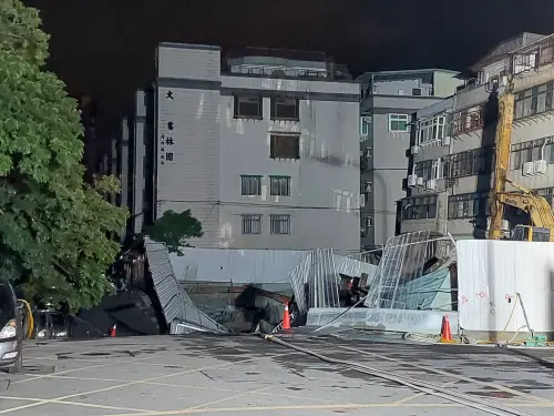 ▲台北市中山區大直街94巷因工地施工意外，導致一處民宅地基受損，嚴重傾斜下陷。（圖／讀者提供）