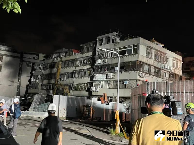 ▲台北市大直一處民宅7日晚間出現傾斜、塌陷現象，居民緊急疏散。（圖／NOWnews社群中心拍攝）