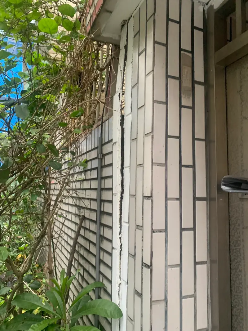 ▲民眾住家牆面嚴重龜裂。(圖/台北市議員陳怡君提供)
