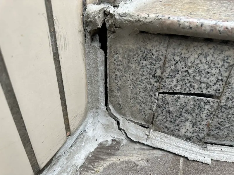 ▲階梯也出現縫隙。(圖/台北市議員陳怡君提供)