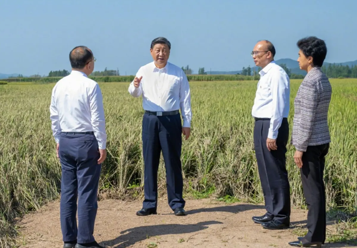 ▲暴雨侵襲東北一個月後，中共總書記習近平7日前往黑龍江哈爾濱一村莊看望受洪澇災害的民眾。（圖／翻攝自新華社）