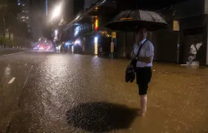 影／破百年紀錄！海葵釀「黑色暴雨」重創香港　還須防範深圳洩洪
