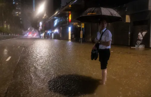 地鐵、公車都癱瘓！香港暴雨卻未停班　港首挨轟「不知民間疾苦」
