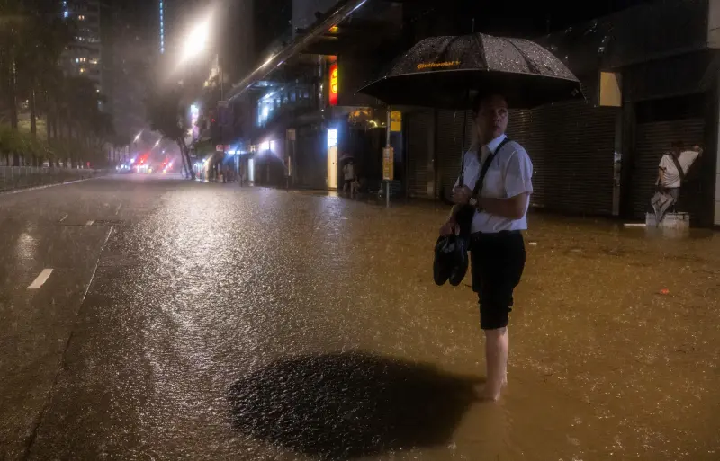 ▲受到海葵颱風殘餘環流影響，香港多地暴雨成災。（圖／美聯社／達志影像）