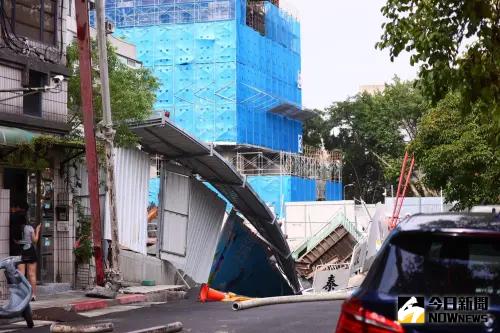 ▲台北市中山區大直街一處新建工程「基泰大直」7日發生工安事故，造成整排民宅嚴重龜裂傾斜。（圖／記者陳明中攝 , 2023.09.08）