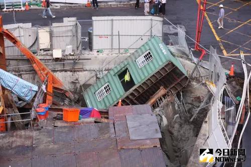 ▲台北市中山區大直街一處新建工程「基泰大直」7日發生工安事故,造成整排民宅嚴重龜裂傾斜。(圖/記者陳明中攝 , 2023.09.08) ▲台北市中山區大直街一處新建工程「基泰大直」7日發生工安事故,造成整排民宅嚴重龜裂傾斜。(圖/記者陳明中攝 , 2023.09.08)